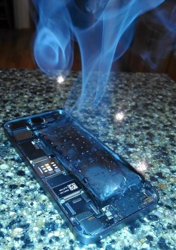 Айфон очень сильно нагревается. Батарея смартфона. Взрыв аккумулятора смартфона. Сгорел смартфон. Аккумулятор для телефона.